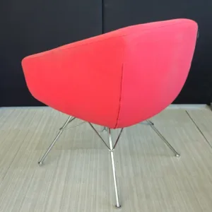 Fotel tapicerowany Softline czerwony nogi chrom mały gabarytowo