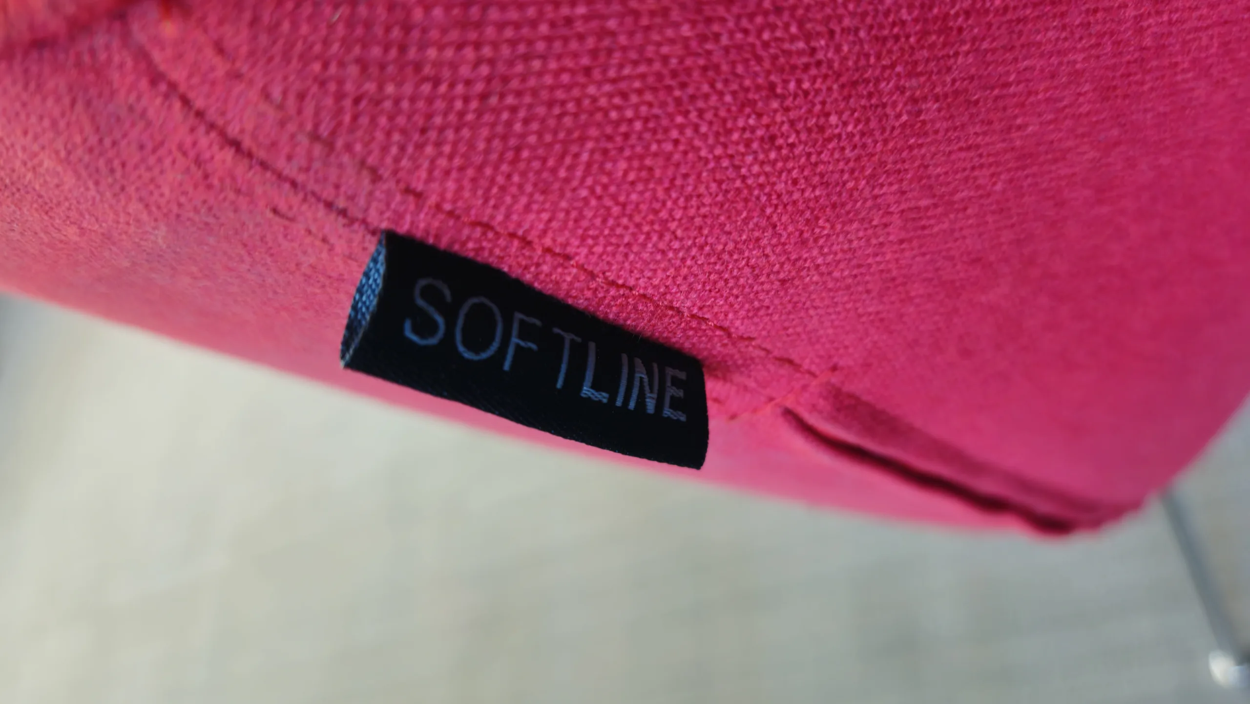 Fotel tapicerowany Softline czerwony nogi chrom mały gabarytowo