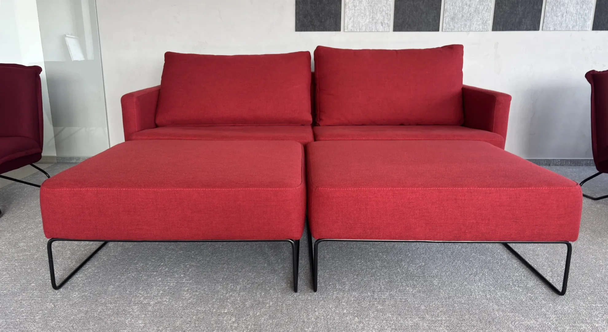 Sofa 2 os. czerwona + 2 pufy