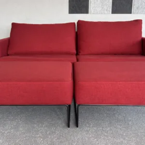 Sofa 2 os. czerwona + 2 pufy
