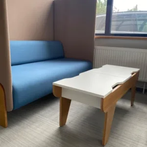 Sofa akustyczna Mikomax 152x142h siedzisko niebieskie obudowa szara drewniane nogi