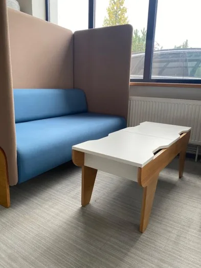 Sofa akustyczna Mikomax 152x142h siedzisko niebieskie obudowa szara drewniane nogi