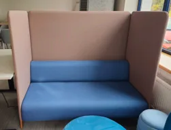 Sofa akustyczna Mikomax 152x142h siedzisko niebieskie obudowa szara drewniane nogi